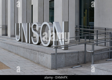 Al di fuori della sede del Regno Unito nel settore pubblico unione unisono, un cartello in metallo incantesimi la denominazione dell'Unione. 130 Euston Road Rd, Londra Foto Stock