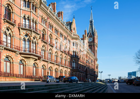 Inquadratura orizzontale della facciata del Renaissance Hotel a St Pancras, London, Regno Unito in una giornata di sole. Foto Stock