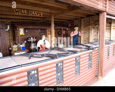 Hillbilly's shooting gallery, Paignton Pier, Devon, Regno Unito Foto Stock