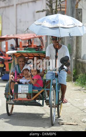Un Rikscha nella città di tacloban sulle Filippine, 10.03.2014. Typhoon Haiyan tore attraverso la parte orientale e nelle Filippine centrali inizio 08 Novembre 2013 case di appiattimento di rovesciare le linee di alimentazione e battito fuori delle comunicazioni. Foto: Frank Maggio/ picture alliance Foto Stock