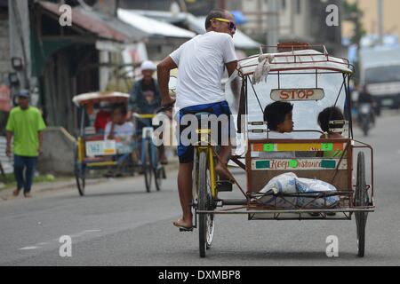 Un Rikscha nella città di tacloban sulle Filippine, 10.03.2014. Typhoon Haiyan tore attraverso la parte orientale e nelle Filippine centrali inizio 08 Novembre 2013 case di appiattimento di rovesciare le linee di alimentazione e battito fuori delle comunicazioni. Foto: Frank Maggio/ picture alliance Foto Stock