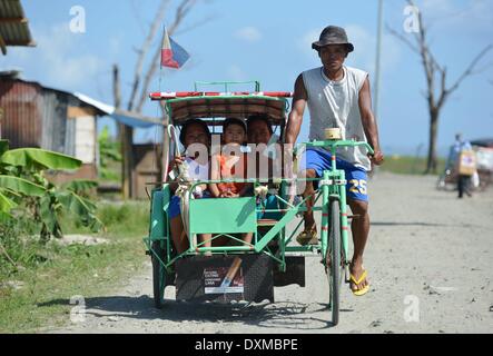 Un Rikscha nella città di tacloban sulle Filippine, 10.03.2014. Typhoon Haiyan tore attraverso la parte orientale e nelle Filippine centrali inizio 08 Novembre 2013 case di appiattimento di rovesciare le linee di alimentazione e battito fuori delle comunicazioni. Foto: Frank Maggio/ picture alliance Foto Stock
