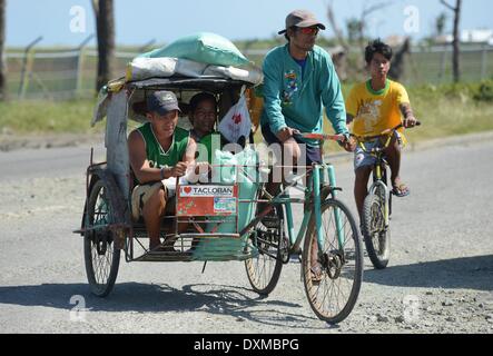 Un Rikscha nella città di tacloban sulle Filippine, 10.03.2014. Typhoon Haiyan tore attraverso la parte orientale e nelle Filippine centrali inizio 08 Novembre 2013 case di appiattimento di rovesciare le linee di alimentazione e battito fuori delle comunicazioni. Foto: Frank Maggio/ picture alliance Foto Stock