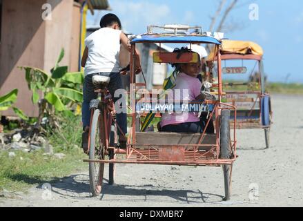 Un Rikscha nella città di tacloban sulle Filippine, 10.03.2014. Typhoon Haiyan tore attraverso la parte orientale e nelle Filippine centrali inizio 08 Novembre 2013 case di appiattimento di rovesciare le linee di alimentazione e battito fuori delle comunicazioni. Foto: Frank Maggio/ picture alliance Foto Stock