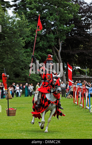 Cavaliere a cavallo a una giostra display a Linlithgow Palace, Scozia Foto Stock