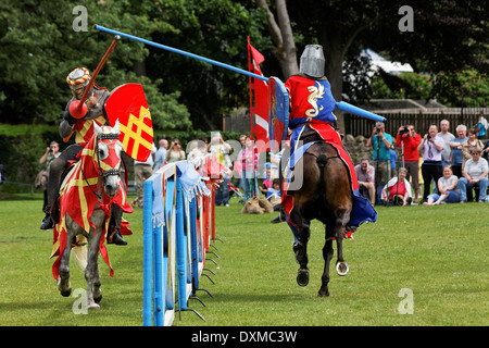 Cavaliere a cavallo a una giostra display a Linlithgow Palace, Scozia Foto Stock