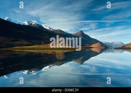 Loch Leven, Sgorr nam Fiannaidh e Sgorr na Ciche da vicino a Kinlochleven, Lochaber Foto Stock