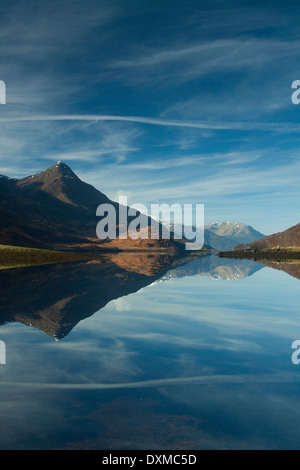 Loch Leven e Sgorr na Ciche da vicino a Kinlochleven, Lochaber Foto Stock