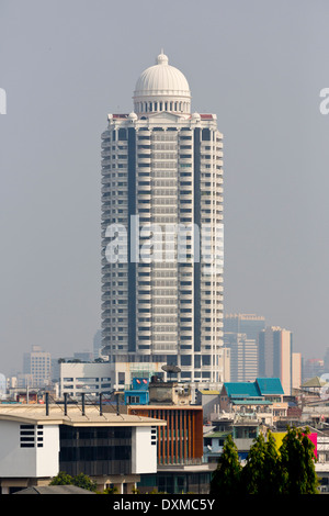 Edificio alto e moderno a Bangkok, in Thailandia Foto Stock