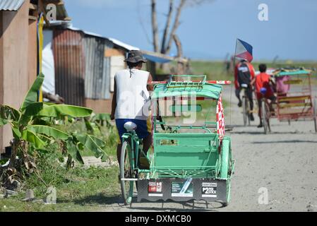Un Rikscha nella città di tacloban sulle Filippine, 10.03.2014. Typhoon Haiyan tore attraverso la parte orientale e nelle Filippine centrali inizio 08 Novembre 2013 case di appiattimento di rovesciare le linee di alimentazione e battito fuori delle comunicazioni. Foto: Frank Maggio/ picture alliance Foto Stock