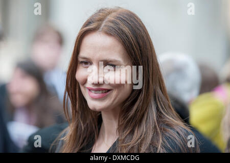 Londra, UK . 27 Mar, 2014. Saffron Burrows chat successivamente. Tony Benn i funerali alle 11.00 nella chiesa di St Margaret, Westminster. Il suo corpo è stato portato in una funebre ai cancelli principali del nuovo palazzo cortile a 10.45am, ed è stata seguita dai membri della sua famiglia a piedi. La rotta è stata rivestita dagli ammiratori. All'arrivo alle porte è stato portato nella chiesa da parte di membri della famiglia. Giovedì 27 marzo 2014, Londra, Regno Unito. Credito: Guy Bell/Alamy Live News Foto Stock