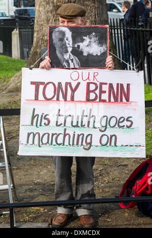 Londra, UK . 27 Mar, 2014. Tony Benn i funerali alle 11.00 nella chiesa di St Margaret, Westminster. Il suo corpo è stato portato in una funebre ai cancelli principali del nuovo palazzo cortile a 10.45am, ed è stata seguita dai membri della sua famiglia a piedi. La rotta è stata rivestita dagli ammiratori. All'arrivo alle porte è stato portato nella chiesa da parte di membri della famiglia. Giovedì 27 marzo 2014, Londra, Regno Unito. Credito: Guy Bell/Alamy Live News Foto Stock