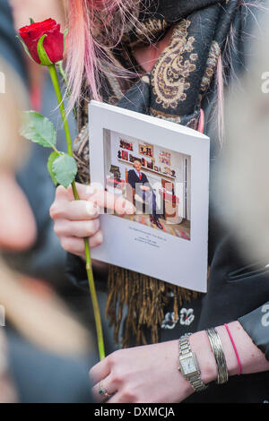 Londra, UK . 27 Mar, 2014. Tony Benn i funerali alle 11.00 nella chiesa di St Margaret, Westminster. Il suo corpo è stato portato in una funebre ai cancelli principali del nuovo palazzo cortile a 10.45am, ed è stata seguita dai membri della sua famiglia a piedi. La rotta è stata rivestita dagli ammiratori. All'arrivo alle porte è stato portato nella chiesa da parte di membri della famiglia. Giovedì 27 marzo 2014, Londra, Regno Unito. Credito: Guy Bell/Alamy Live News Foto Stock