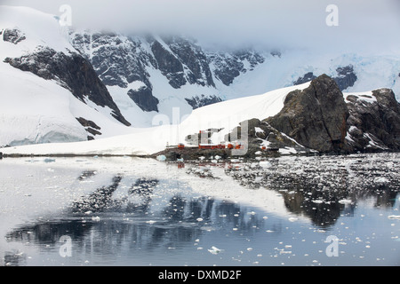 L'Argentino antarctic research station Almirante Brown in scenari costieri mozzafiato sotto il monte Walker in Paradise Bay Foto Stock