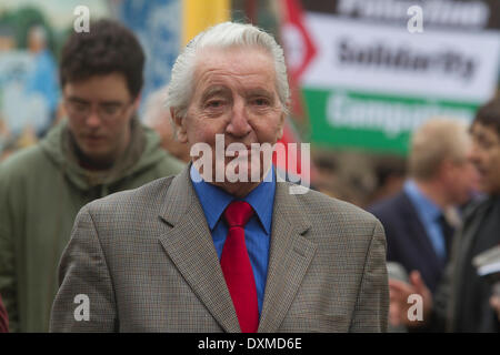 Westminster London, Regno Unito. Il 27 marzo 2014. Del Partito laburista britannico del candidato Dennis Skinner MO per Bolsover come uno dei molti ospiti e dignitari presenti il servizio funebre di manodopera ex MP Tony Benn nella chiesa di St Margaret a Westminster Credito: amer ghazzal/Alamy Live News Foto Stock