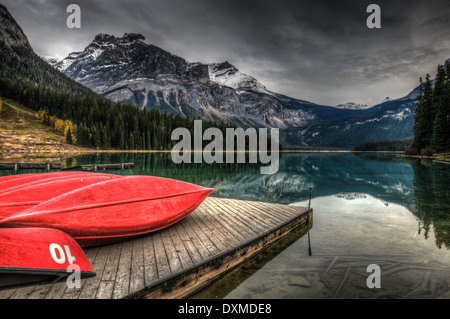 Canoa Dock, il Lago di Smeraldo in autunno, Parco Nazionale di Yoho, BC Foto Stock