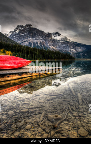 Canoa Dock, il Lago di Smeraldo in autunno, Parco Nazionale di Yoho, BC Foto Stock