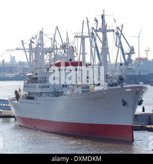 Il cappuccio di San Diego, un pre-contenitore età freighter convertito in un museo galleggiante e hotel, ormeggiata ad Amburgo, in Germania nel 2012. Foto Stock