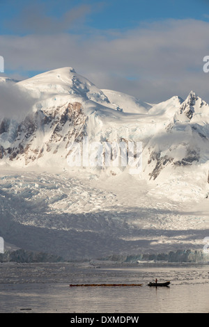 I membri di una crociera spedizione in Antartide kayak di mare in Paradise Bay sotto il monte Walker per la penisola antartica. Foto Stock