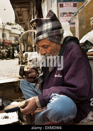 India, Jammu e Kashmir Jammu, Residency Road, strada cobbler al lavoro rammendo scarpe Foto Stock