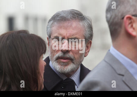 Westminster London, Regno Unito. Il 27 marzo 2014. Irish candidato repubblicano e presidente del Sinn Fein Gerry Adams come uno dei molti ospiti e dignitari presenti il servizio funebre di manodopera ex MP Tony Benn nella chiesa di St Margaret a Westminster Credito: amer ghazzal/Alamy Live News Foto Stock