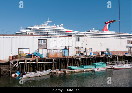 Le piccole imbarcazioni da pesca al porto di Portland, Maine, Stati Uniti d'America. Una nave da crociera è ormeggiata dietro il wharf building. Foto Stock