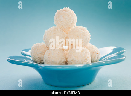 Disposizione dei cookie di cocco su sfondo blu. Foto Stock