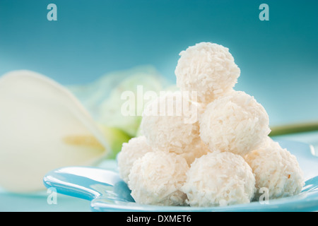 Disposizione dei cookie di cocco su sfondo blu. Foto Stock