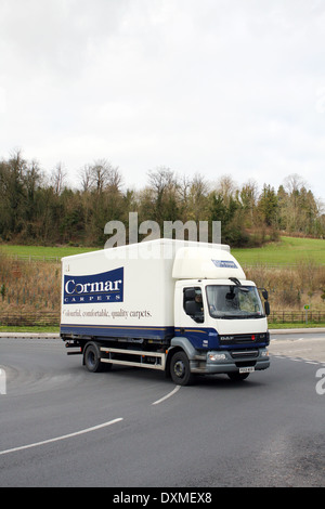 Un Cormar tappeti carrello viaggia intorno ad una rotonda a Coulsdon, Surrey, Inghilterra Foto Stock