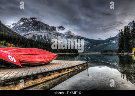 Canoa Dock, il Lago di Smeraldo in autunno, Parco Nazionale di Yoho, BC Foto Stock