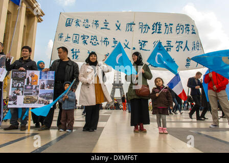 Parigi, Francia. Regione occidentale dello Xinjiang, Comunità etnica uigura di Francia manifestano chiamati cittadini a mobilitare massicce e attive durante la visita del presidente cinese a Parigi . Questa mobilitazione dei cittadini deve portare alla luce la situazione del Tibet sulla scena pubblica e dovremmo cogliere questa occasione per ricordare al Presidente cinese che la politica cinese in vigore a Urghur è un fallimento e contro la produttività . La vecchia ricetta politica per la CA-rrot e il bastone è un anacronismo quando il tempo è il riconoscimento reciproco dei popoli. Gruppo di persone con segni di protesta, protesta contro, musulmana, Foto Stock