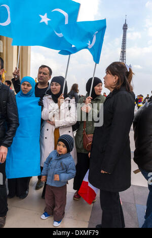 Parigi, Francia. La regione occidentale dello Xinjiang, la comunità uigura di Francia etnica e gli amici hanno invitato i cittadini a mobilitarsi massicciamente e attivamente durante la visita del presidente cinese a Parigi . Questa mobilitazione dei cittadini deve far emergere all’opinione pubblica la difficile situazione del Tibet e dovremmo cogliere l’occasione per ricordare al Presidente che la politica cinese in vigore in Tibet è un fallimento e contro la produttività. La vecchia ricetta politica per il marciume e il bastone è un anacronismo quando è giunto il momento del riconoscimento reciproco delle persone. protesta contro la famiglia migrante, le donne sostengono le donne, protestano contro i hajib femminili, Foto Stock