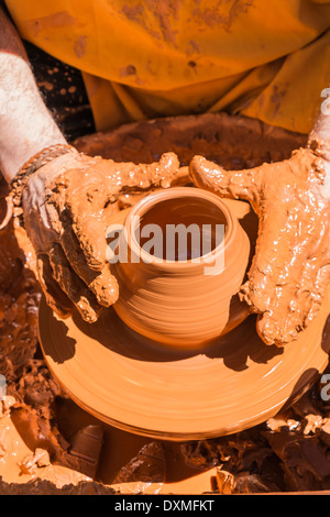 Spagna, Jaca, uomo rendendo ceramiche mercato artigianale Foto Stock