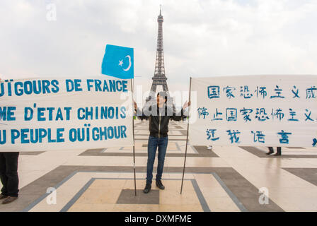 Parigi, Francia. La regione occidentale dello Xinjiang, la comunità uigura etnica di fra-nce e gli amici hanno chiamato i cittadini francesi a mobilitare massicci e attivi durante la visita del presidente cinese Xi Jinping a Parigi. Questa mobilitazione dei cittadini deve portare alla luce la triste situazione di Urghur nell'arena pubblica e dovremmo cogliere l'occasione per ricordare al Presidente cinese che la politica cinese in vigore a Urghur è un fallimento e contro la produttività. La vecchia ricetta politica per la carota e il bastone è un anacronismo quando è giunto il momento del riconoscimento reciproco dei popoli. protesta contro la cina, la politica la religione Foto Stock