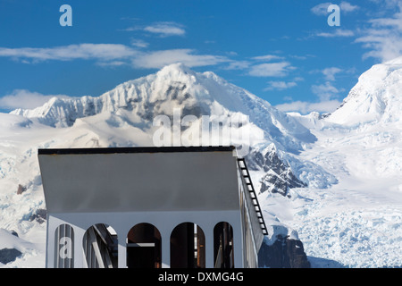 Le emissioni provenienti dalla Akademik Sergey Vavilov, un rafforzamento del ghiaccio nave per una crociera spedizione in Antartide Foto Stock