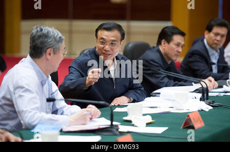 Shenyang, cinese della provincia di Liaoning. 26 Mar, 2014. Il premier cinese LI Keqiang (2 L) presiede un seminario sullo sviluppo economico in alcune province nel Nordest della Cina di Provincia di Liaoning, Marzo 26, 2014. © Huang Jingwen/Xinhua/Alamy Live News Foto Stock