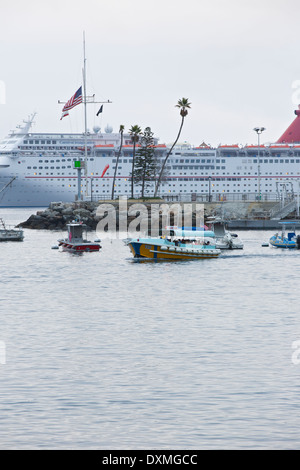 La nave da crociera Carnival immaginazione, ancorate al largo di Avalon, Isola Catalina, California. Foto Stock