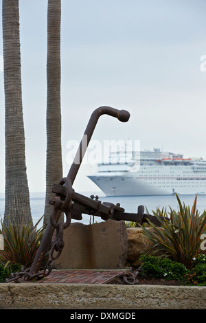 Arrugginimento delle navi ancora con il gigante nave da crociera Carnival immaginazione che sono ancorate al largo di Avalon, Isola Catalina, California. Foto Stock