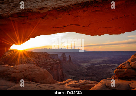 Mesa Arch all'alba, e il Parco Nazionale di Canyonlands, Utah. Foto Stock