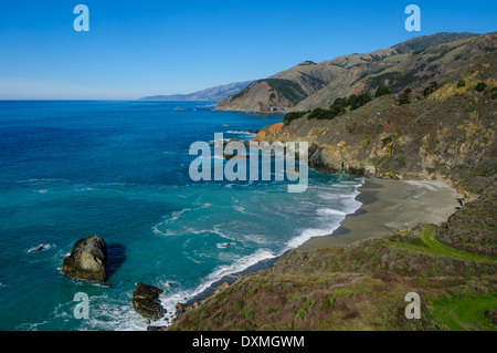 Big Sur Costa con Big Creek Bridge in distanza, California. Foto Stock