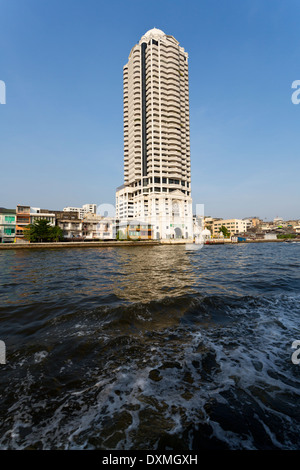 Edificio alto e moderno a Bangkok, in Thailandia Foto Stock