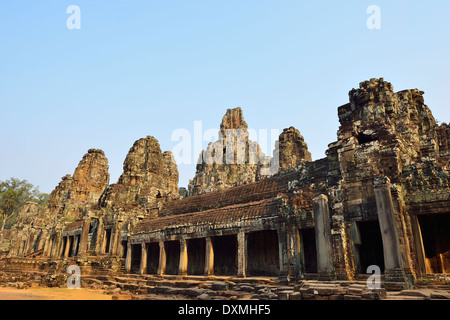 Il tempio Bayon al centro di Angkor Thom con la sua faccia 54 torri. Cambogia, Sud Est asiatico Foto Stock