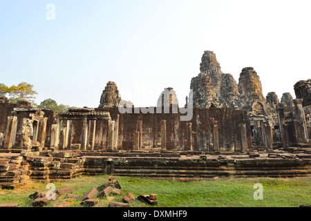 L'ingresso occidentale del tempio Bayon al centro di Angkor Thom con la sua faccia 54 torri. Cambogia, Sud Est asiatico Foto Stock