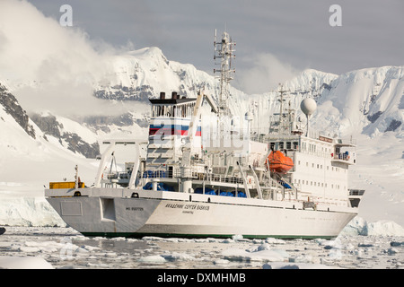 Il Akademik Sergey Vavilov, un rafforzamento del ghiaccio nave per una crociera spedizione in Antartide Foto Stock