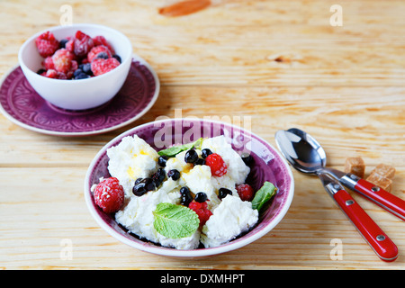 La colazione cottage cheese e bacche, cibo closeup Foto Stock