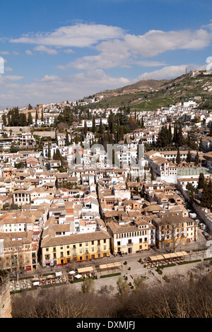 Granada, Andalusia, Spagna - Vista della città dalla Alhambra Palace guardando verso il quartiere Albaicin, Spagna Europa Foto Stock