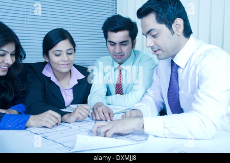 Indian Business Meeting Persone in ufficio Foto Stock