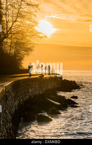 Lo Stanley Park seawall al tramonto, Stanley Park, Vancouver, British Columbia, Canada Foto Stock