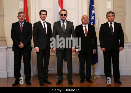 Sarajevo, Bosnia ed Erzegovina. 27 Mar, 2014. Membro della Presidenza della Bosnia ed Erzegovina Bakir Izetbegovic (C), Nebojsa Radmanovic (1L) e Zeljko Komsic (1R) si incontrano con la visita il Ministro degli esteri austriaco Sebastian Kurz (2 L) e il ministro degli affari esteri ungherese Janos Martonyi alla Presidenza a Sarajevo, Bosnia ed Erzegovina, il 27 marzo 2014. © Haris Memija/Xinhua/Alamy Live News Foto Stock