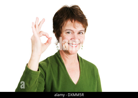 Abbastanza maturo donna irlandese rendendo il segno va bene con le mani. Isolato su bianco. Foto Stock